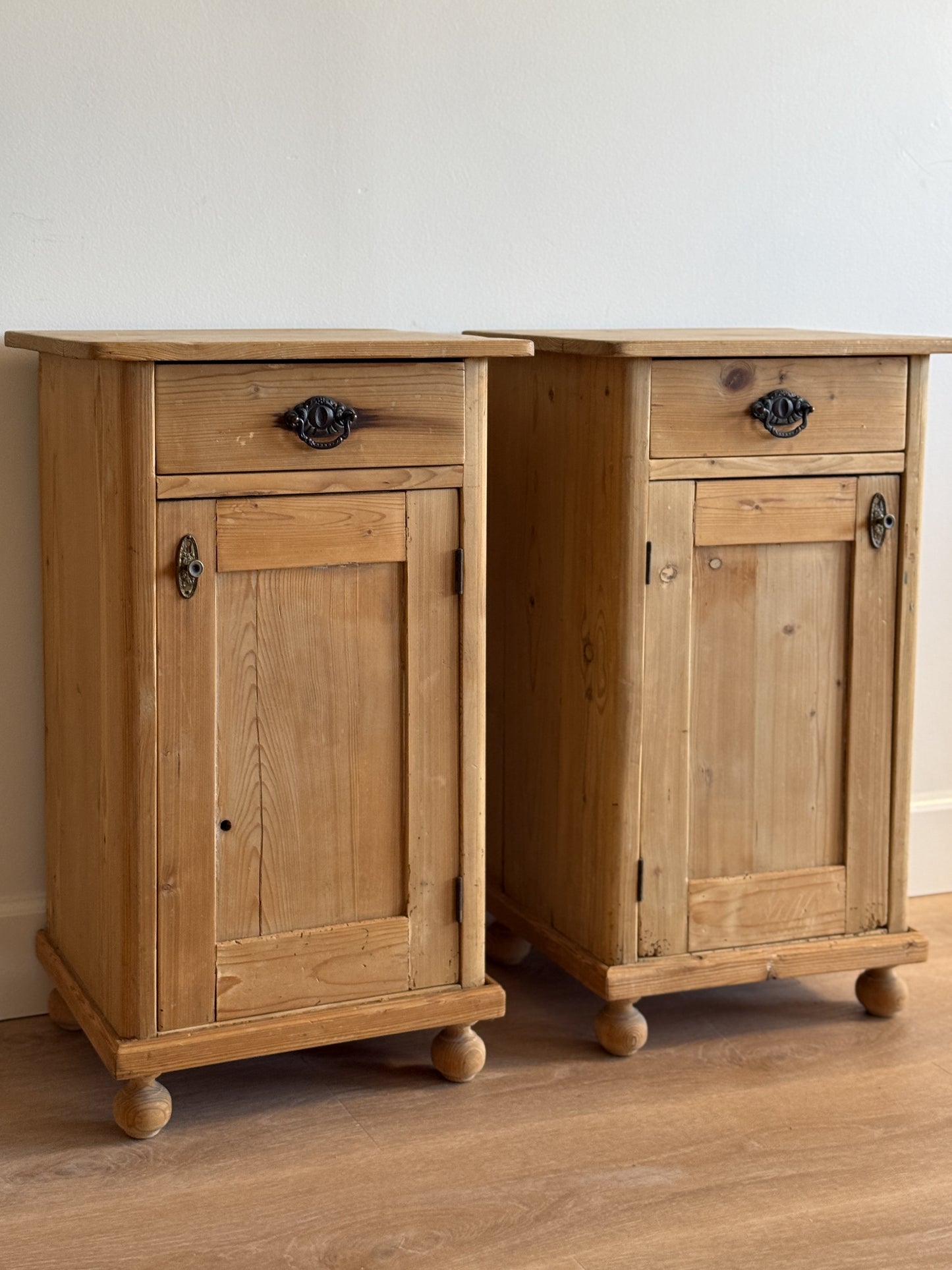 Set Antique English Pine Side Table/Nightstands